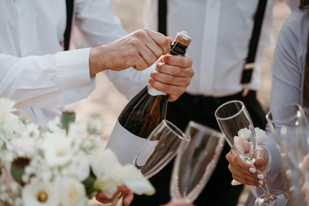 Bouteille de champagne et flûtes décorées lors d'une célébration de mariage